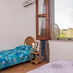 - Sleeps 4 - Parking - Garden