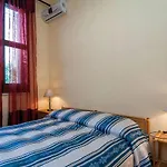 - Sleeps 4 - Parking - Garden