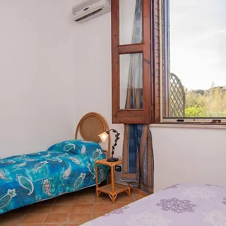 - Sleeps 4 - Parking - Garden