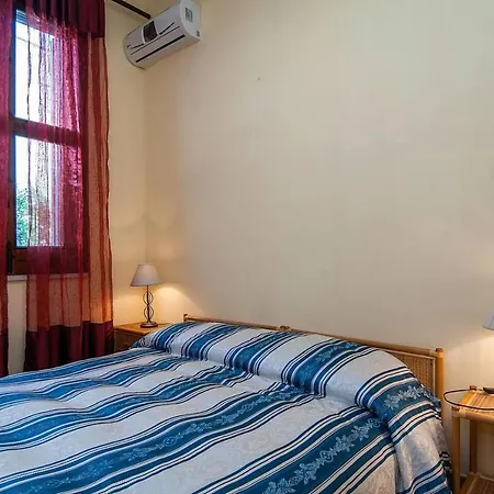 - Sleeps 4 - Parking - Garden