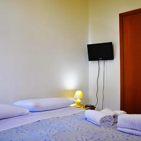 - Sleeps 4 - Parking - Garden